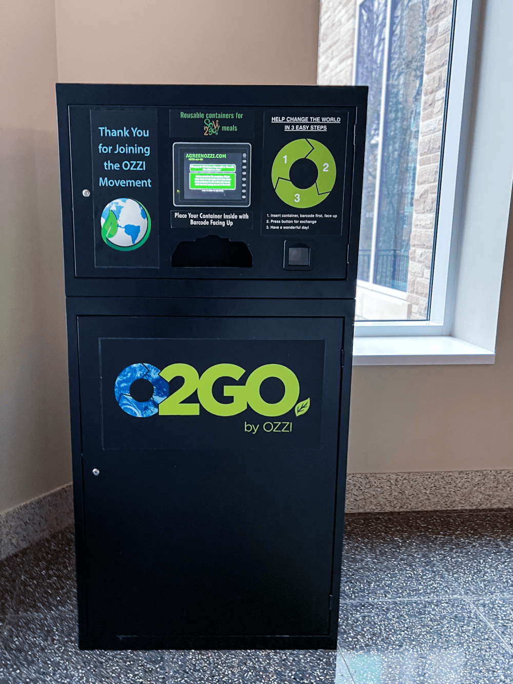 OZZI container machine in a campus dining hall
